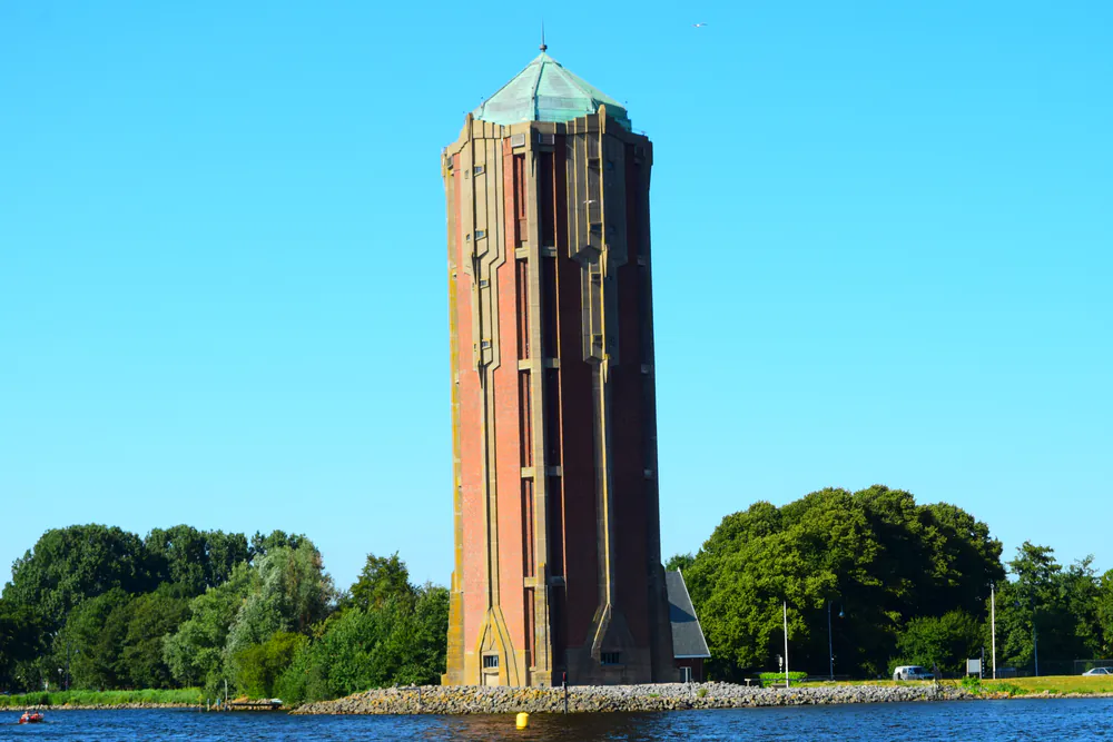 De watertoren van Aalsmeer aan het water: vergelijk de rijscholen in Aalsmeer
