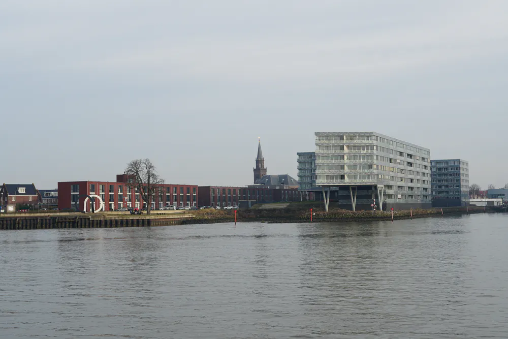 Alblasserdam gezien vanaf het water: vergelijk de rijscholen in Alblasserdam