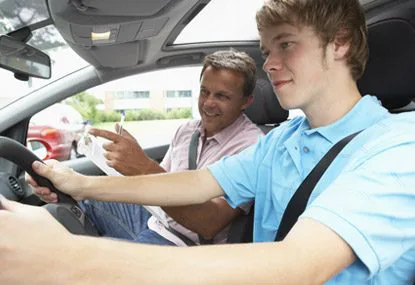 Leerling achter het stuur van de lesauto, naast hem de rij-instructeur