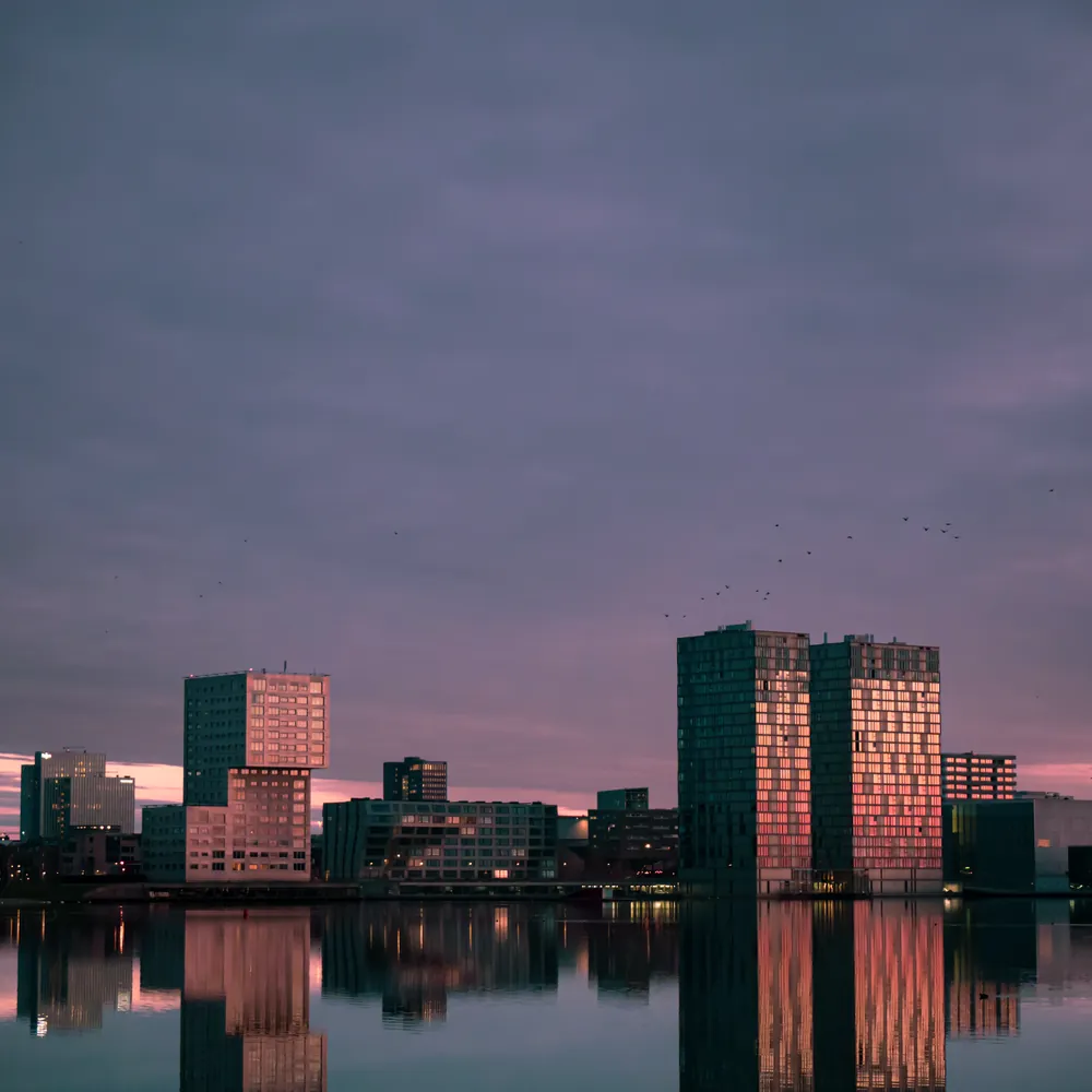 De skyline van Almere weerspiegeld in het water: alle rijscholen in Almere op een rij