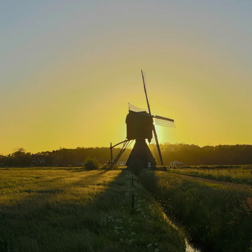 Een molen bij Almkerk bij zonsondergang, vlak bij Nieuwendijk: alle rijscholen in Nieuwendijk op een rij