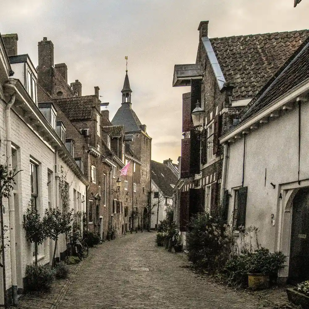 Een historische straat in de binnenstad van Amersfoort: rijscholen in Amersfoort vergelijken