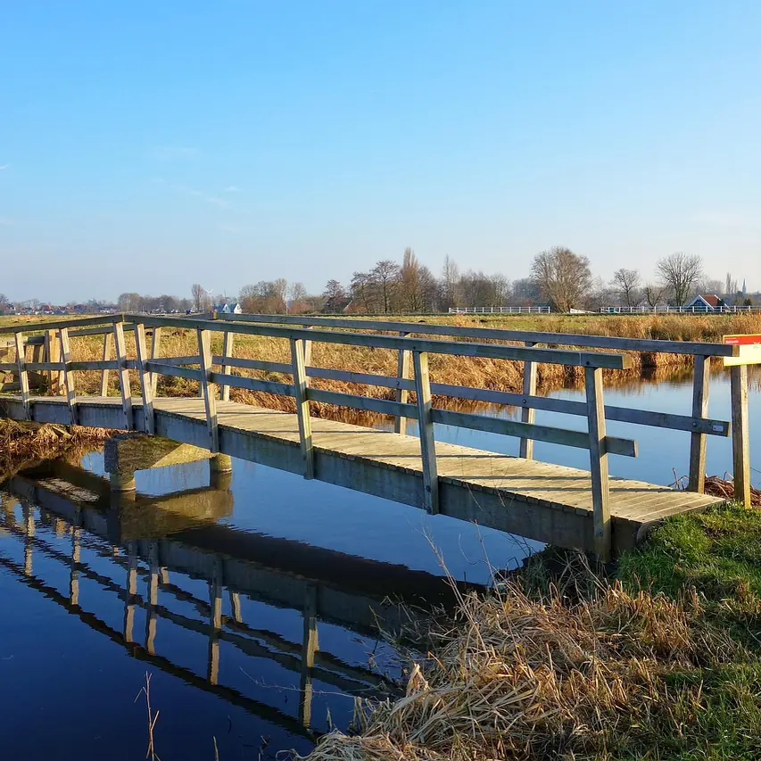 Een bruggetje in de polder bij Amstelveen: rijscholen in Amstelveen vergelijken
