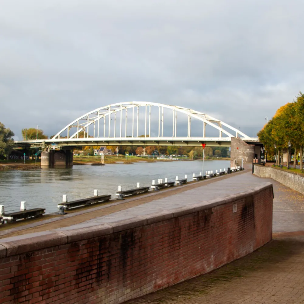 De John Frostbrug over de Rijn in Arnhem: alle rijscholen in Arnhem op een rij