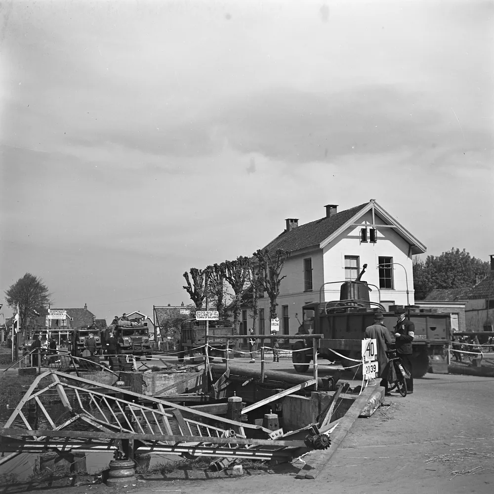 De brug van Balkbrug op een oude foto: vergelijk de rijscholen in Balkbrug