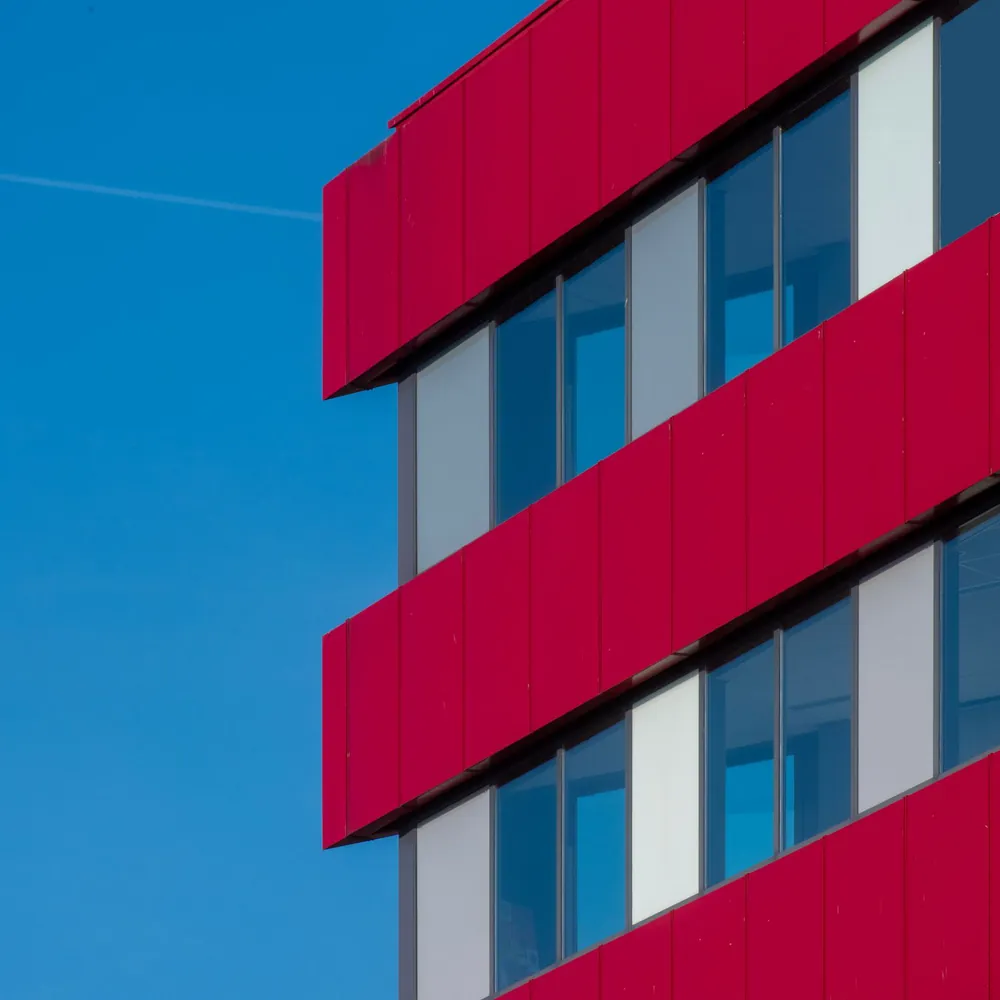 Een modern rood gebouw in Bergschenhoek: vergelijk de rijscholen in Bergschenhoek