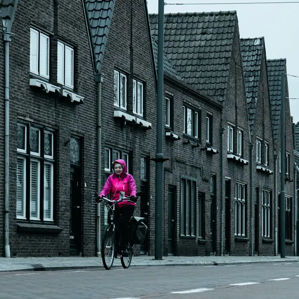 Een straat met bakstenen huizen in Best: vergelijk de rijscholen in Best