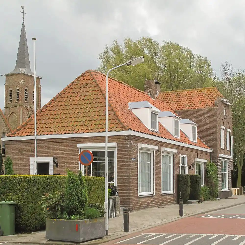 Een straat met de kerk in Biervliet, waar je de rijscholen in Biervliet kunt vergelijken
