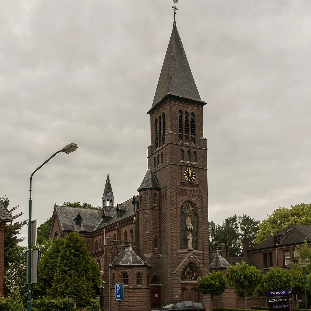 De Sint-Antonius van Paduakerk in Biest-Houtakker, waar je de rijscholen in Biest-Houtakker kunt vergelijken