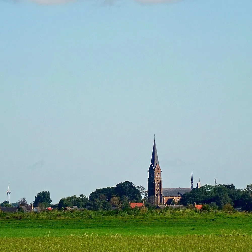 Gezicht op Blauwhuis met de Sint-Vituskerk: rijscholen in Blauwhuis vergelijken