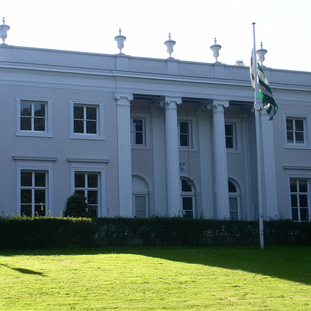 Het gemeentehuis van Bloemendaal, waar je de rijscholen in Bloemendaal kunt vergelijken