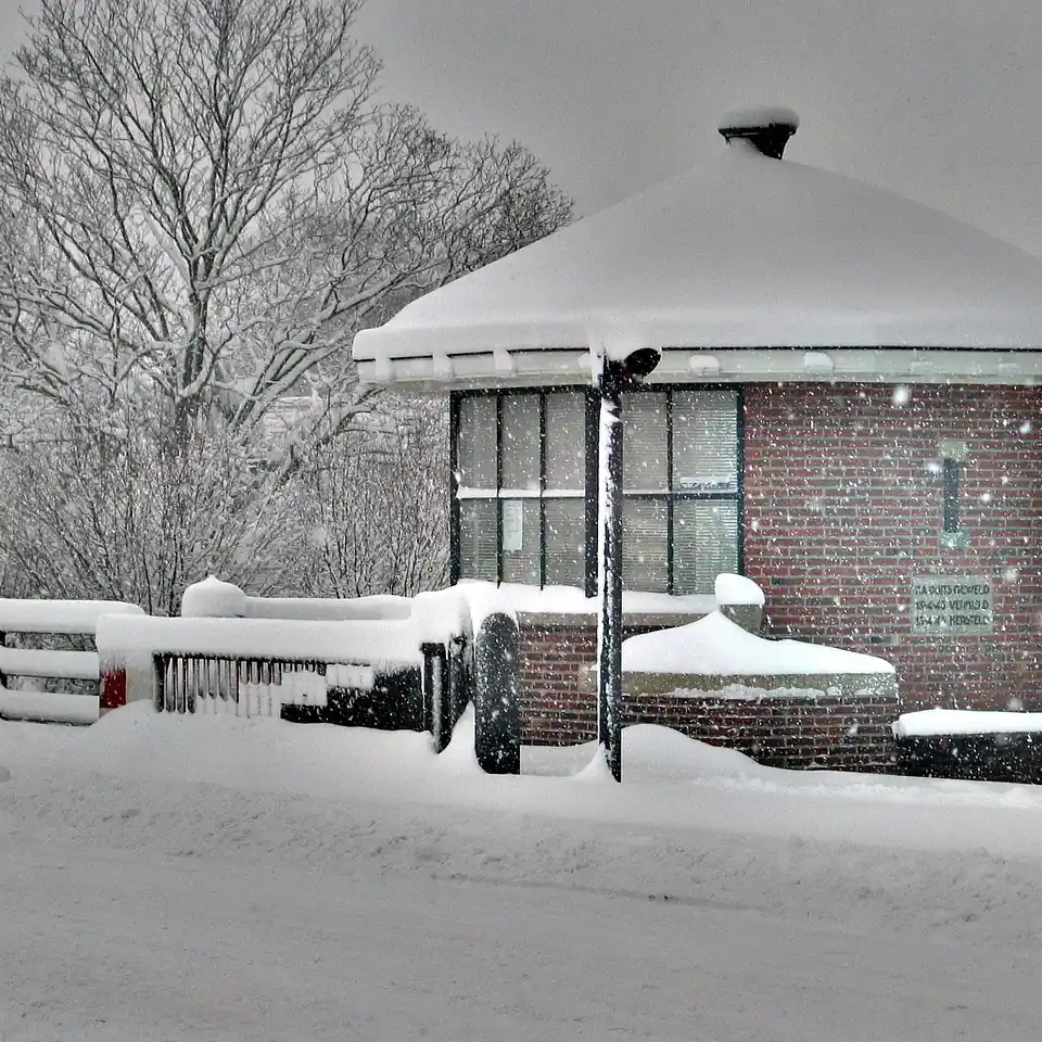 Een brugwachtershuisje in Bolsward in de winter: vergelijk de rijscholen in Bolsward