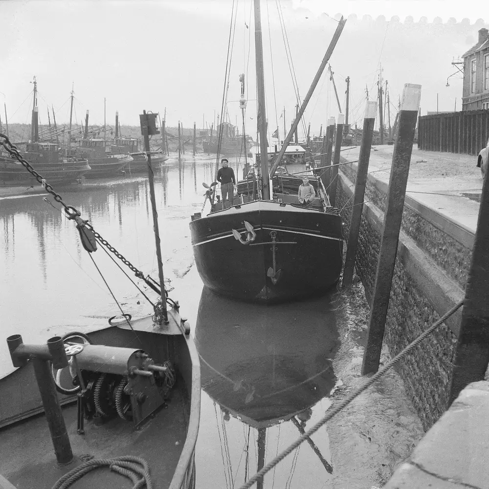 De haven van Bruinisse op een oude foto: alle rijscholen in Bruinisse op een rij