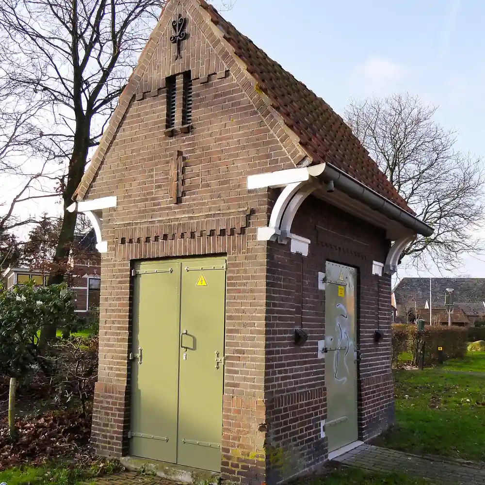 Een trafohuisje aan de Hoofdstraat in Buinen: rijscholen in Buinen vergelijken