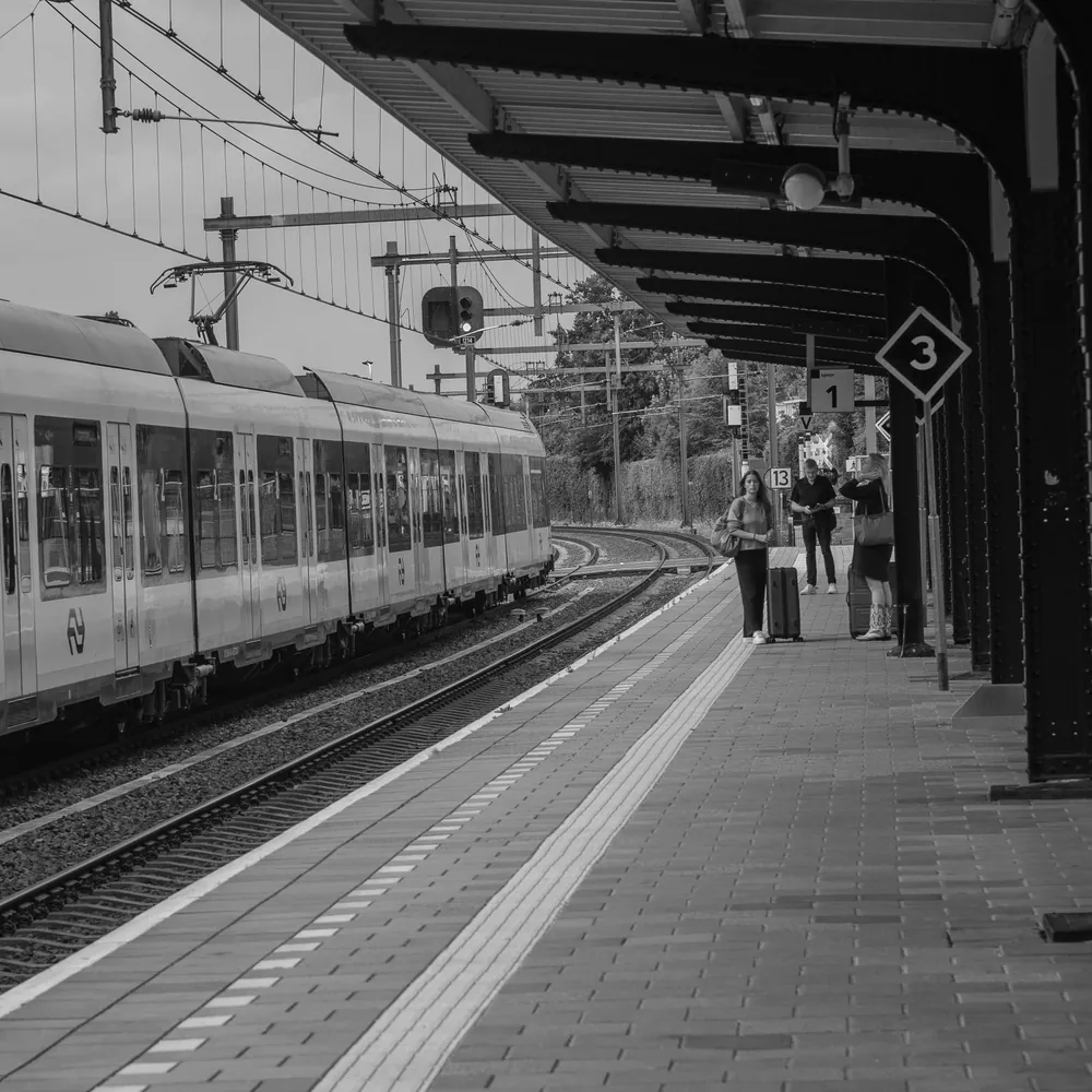 Een trein op het station van Bussum: vergelijk de rijscholen in Bussum