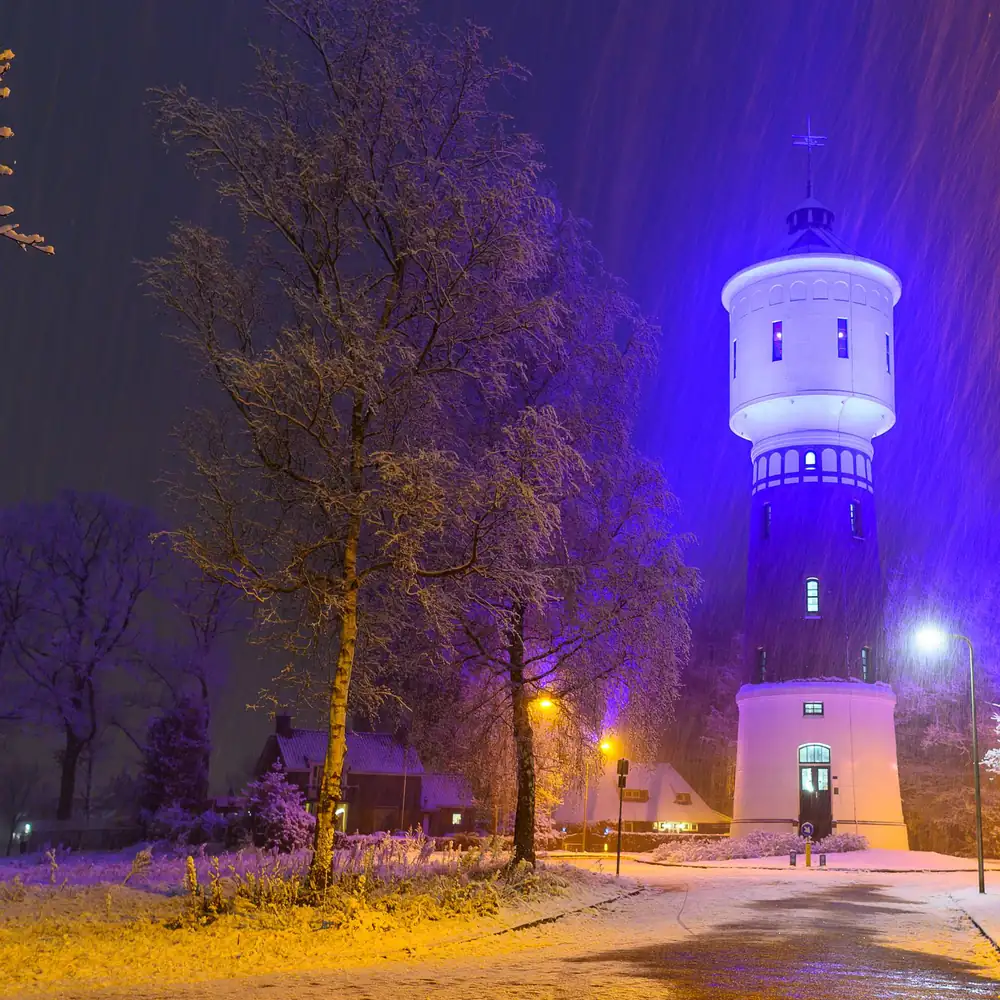 De verlichte watertoren van Coevorden, waar je de rijscholen in Coevorden kunt vergelijken