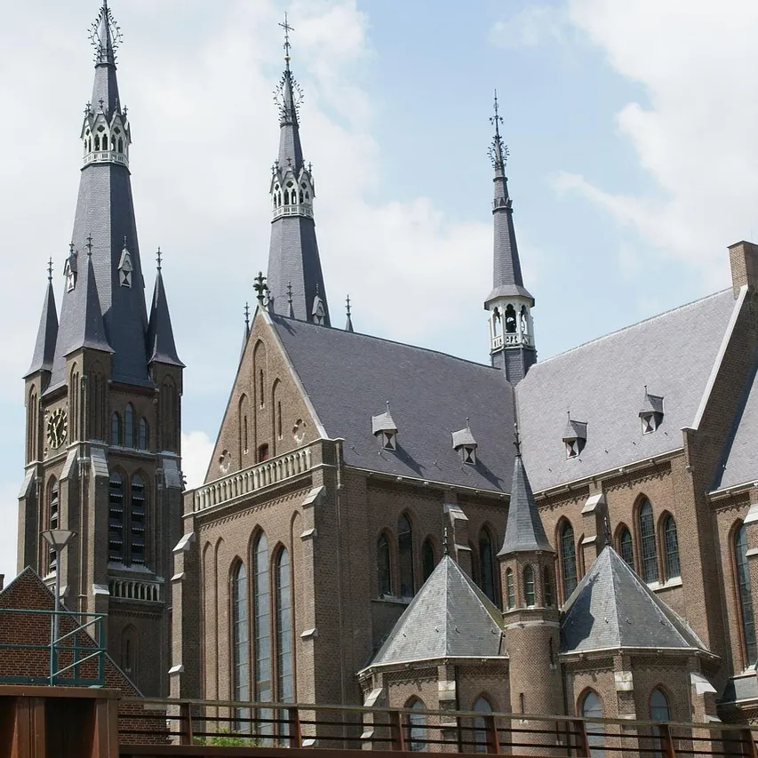 De Sint-Martinuskerk in Cuijk: vergelijk de rijscholen in Cuijk