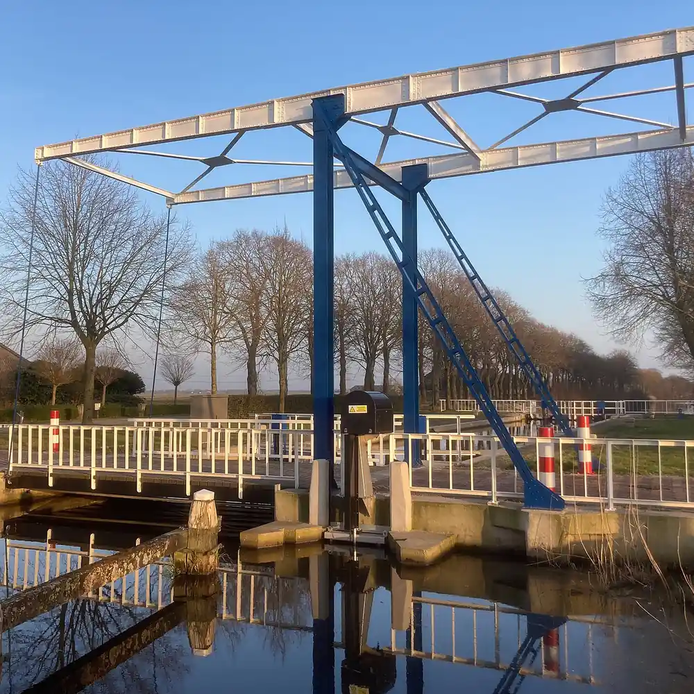 Een brug over de vaart bij Dalerpeel, waar je de rijscholen in Dalerpeel kunt vergelijken