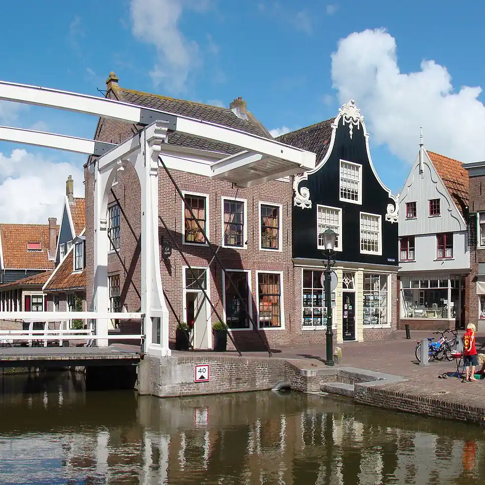 Een ophaalbrug met oude huizen in De Rijp: alle rijscholen in De Rijp op een rij
