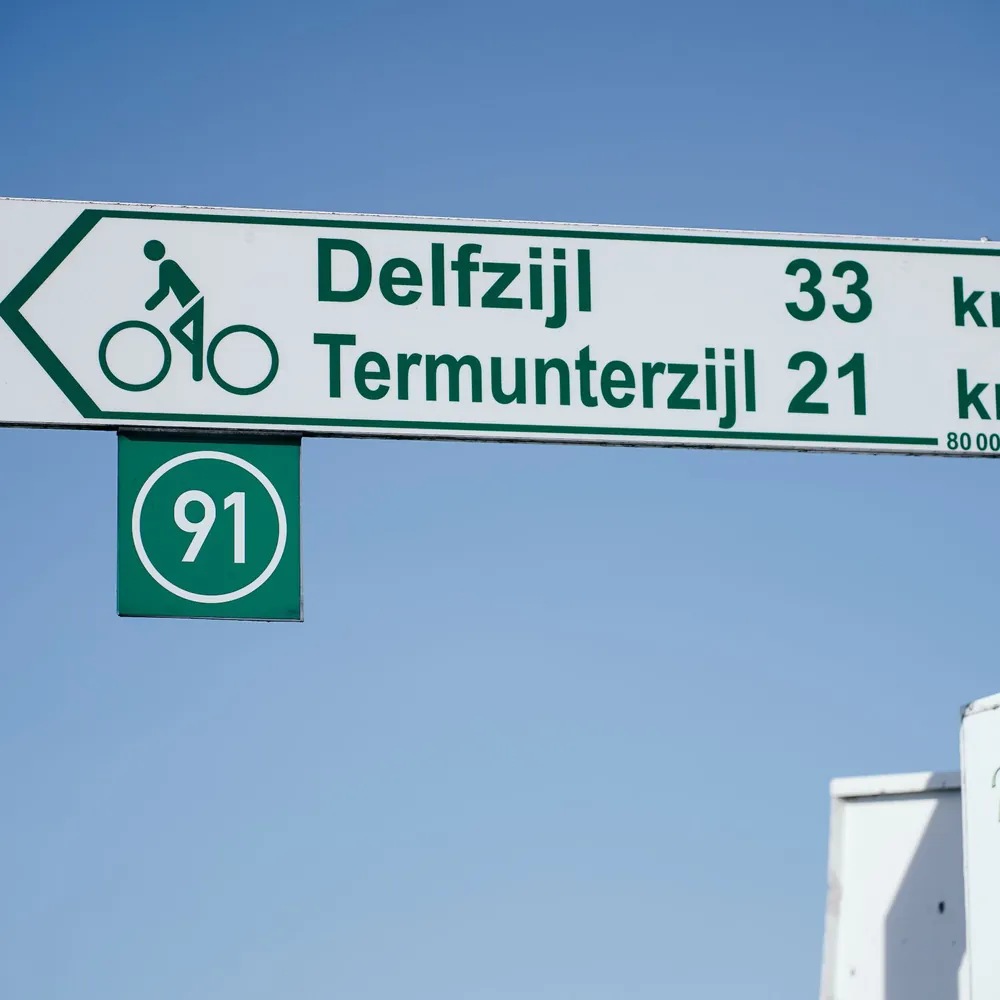 Een bewegwijzering richting Delfzijl, waar je de rijscholen in Delfzijl kunt vergelijken