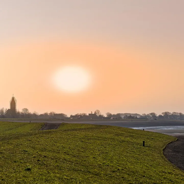 De dijk bij Den Oever bij zonsondergang: alle rijscholen in Den Oever op een rij