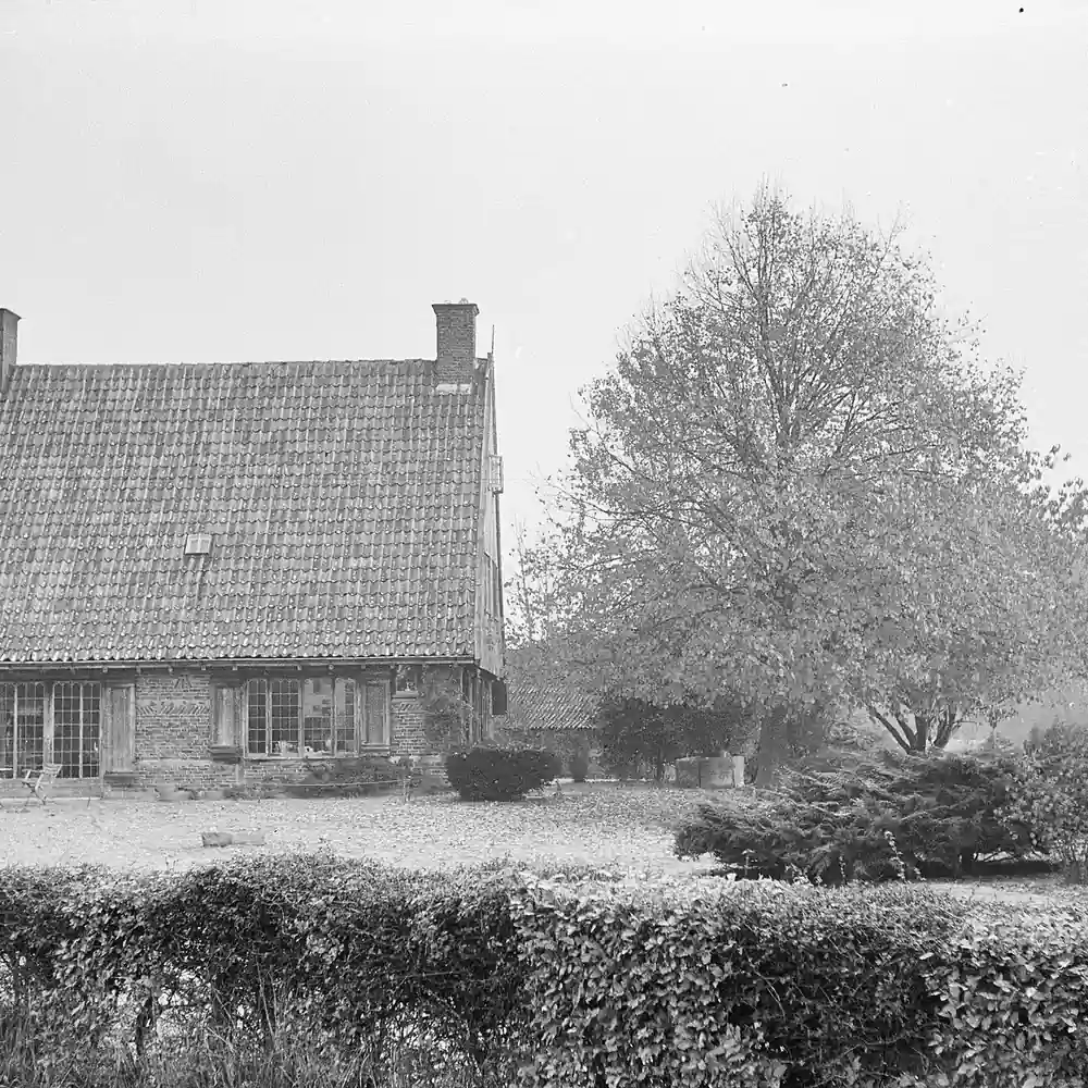 Een boerderij in Denekamp op een oude foto: vergelijk de rijscholen in Denekamp