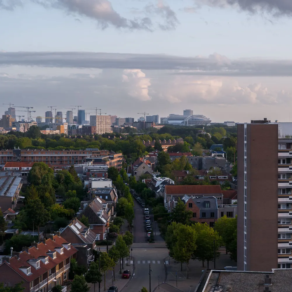 Diemen van bovenaf bij avond: alle rijscholen in Diemen op een rij