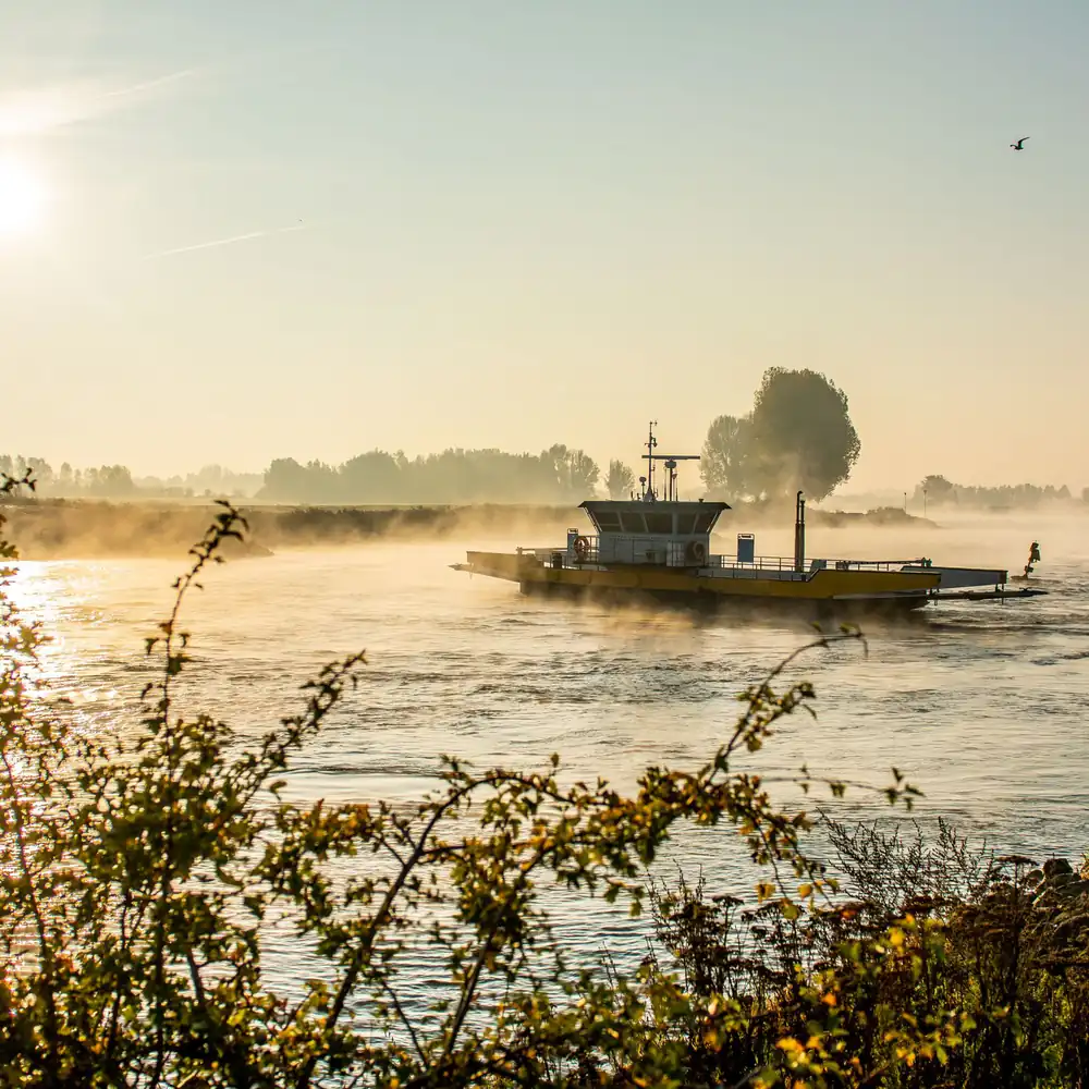 Een veerpont op de rivier bij Dieren, waar je de rijscholen in Dieren kunt vergelijken