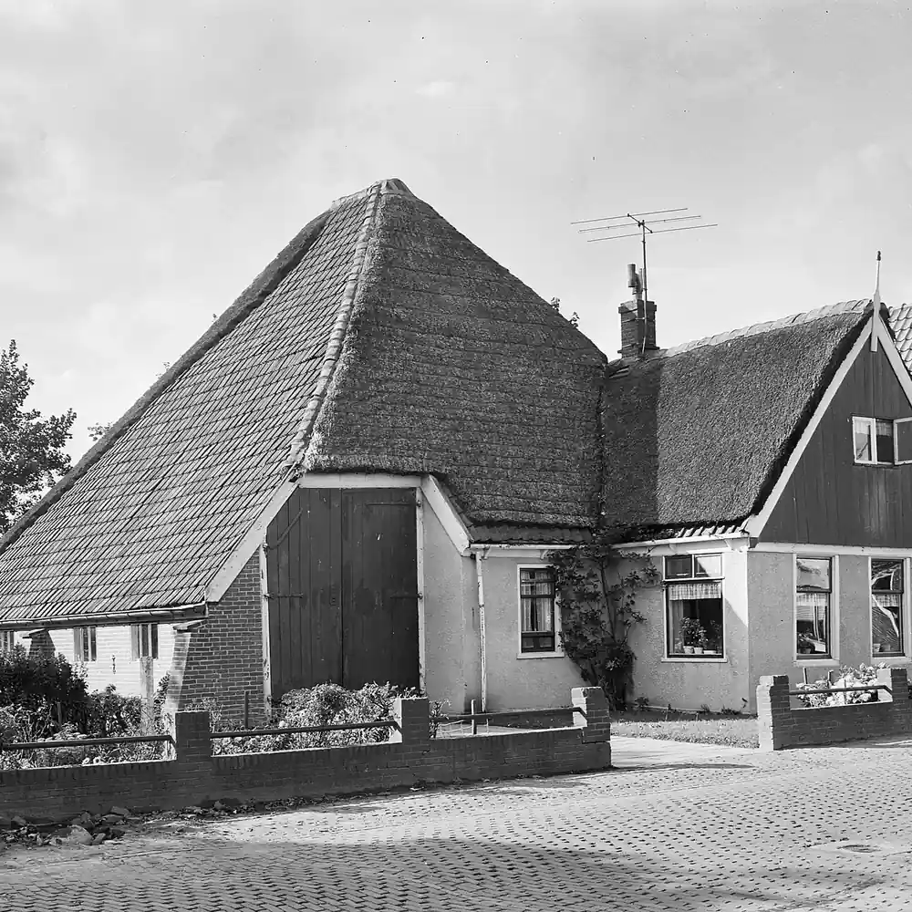 Een boerderij in Dirkshorn op een oude foto: rijscholen in Dirkshorn vergelijken