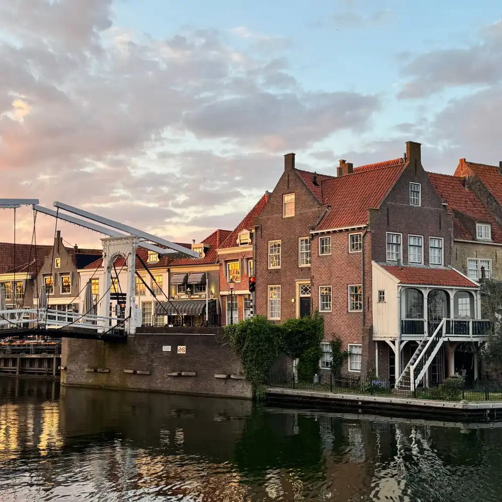 Een gracht met een ophaalbrug in Dokkum: alle rijscholen in Dokkum op een rij