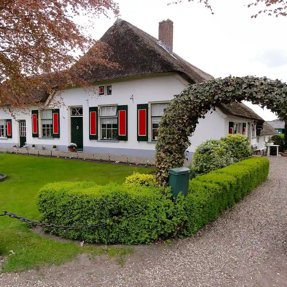 Een boerderij aan de Oude Hogeweg in Doornspijk, waar je de rijscholen in Doornspijk kunt vergelijken