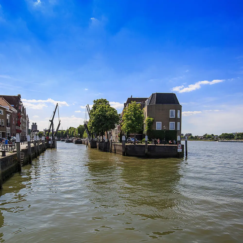 De oude binnenstad van Dordrecht aan het water: alle rijscholen in Dordrecht op een rij