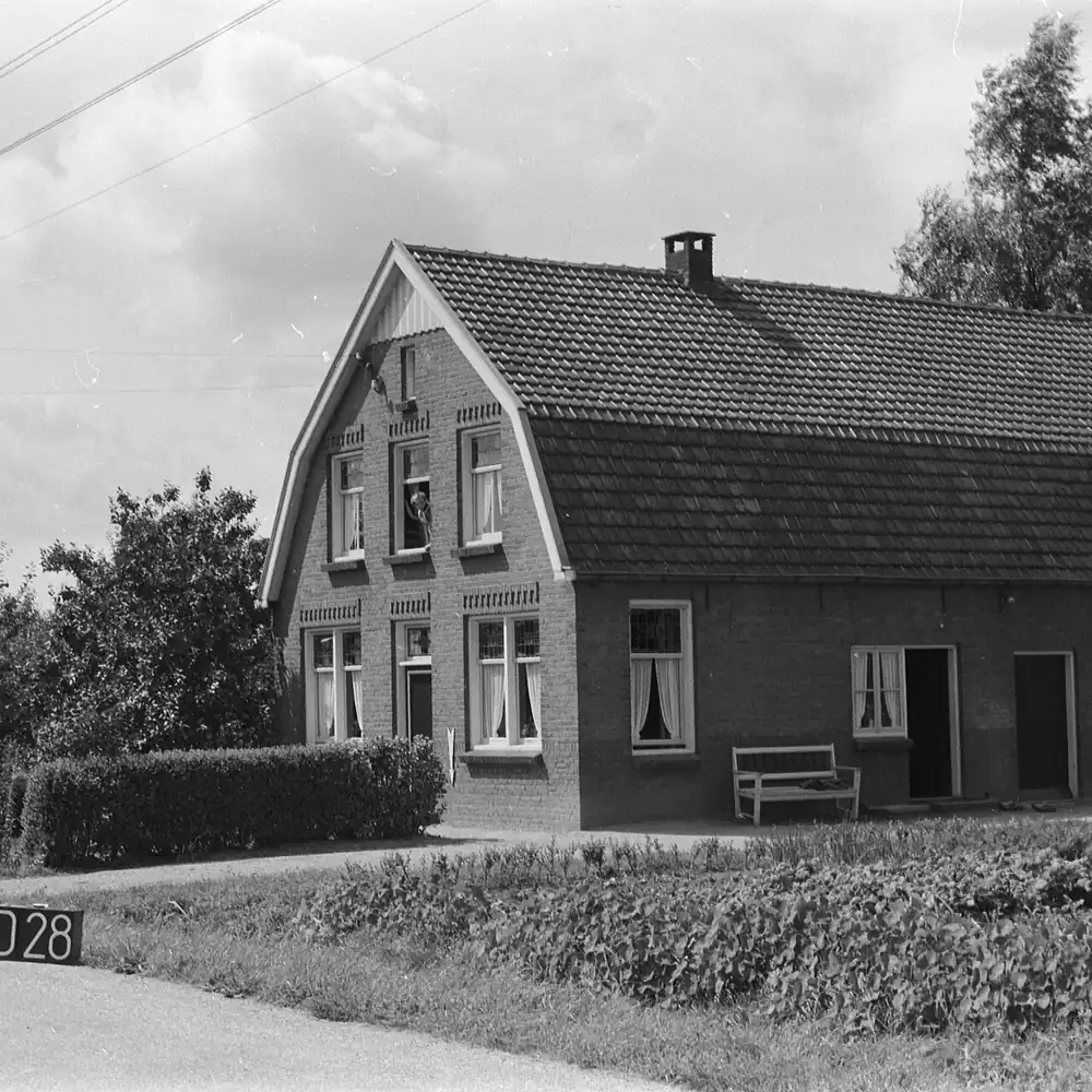 Een huis bij Dreumel op een oude foto: rijscholen in Dreumel vergelijken