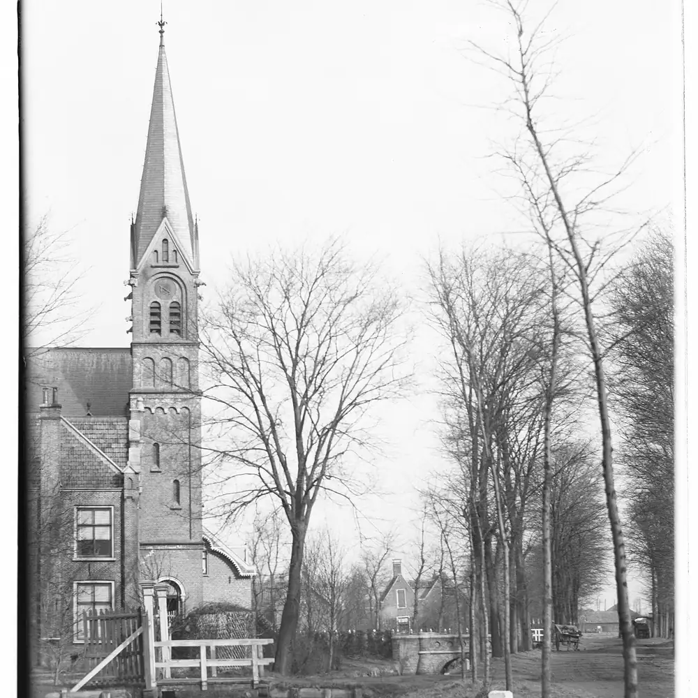 De kerk van Duivendrecht op een oude foto, vlak bij Amsterdam-Duivendrecht: alle rijscholen in Amsterdam-Duivendrecht op een rij