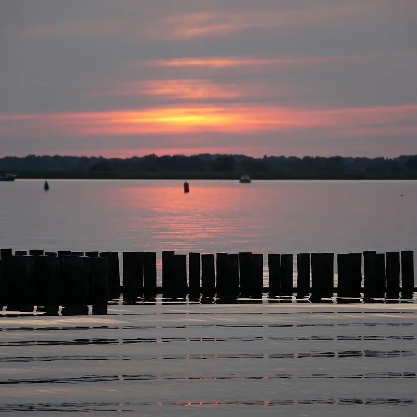 Zonsondergang aan het water bij Eastermar, waar je de rijscholen in Eastermar kunt vergelijken