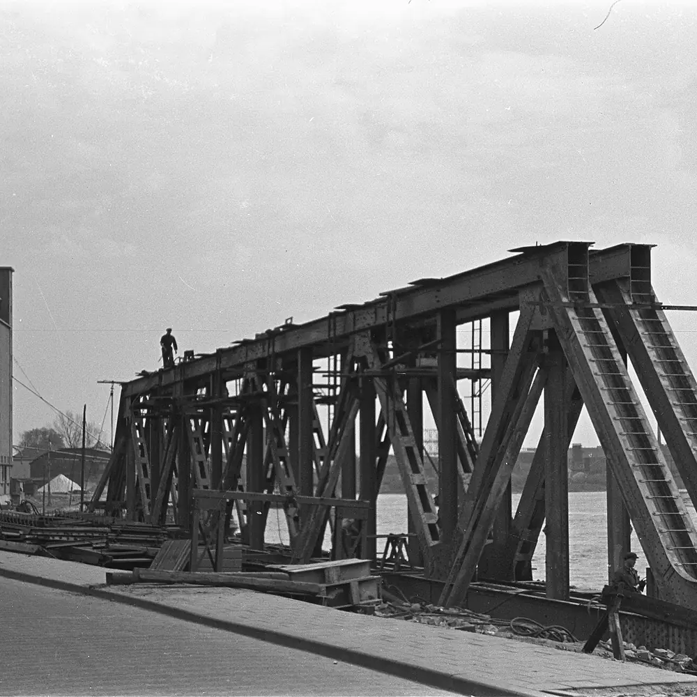 De spoorbrug bij Eefde op een oude foto, waar je de rijscholen in Eefde kunt vergelijken