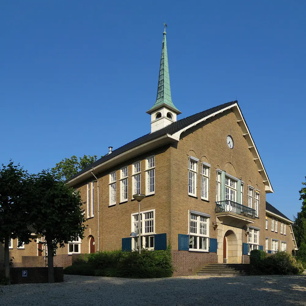 Het voormalige gemeentehuis van Eelde: vergelijk de rijscholen in Eelde