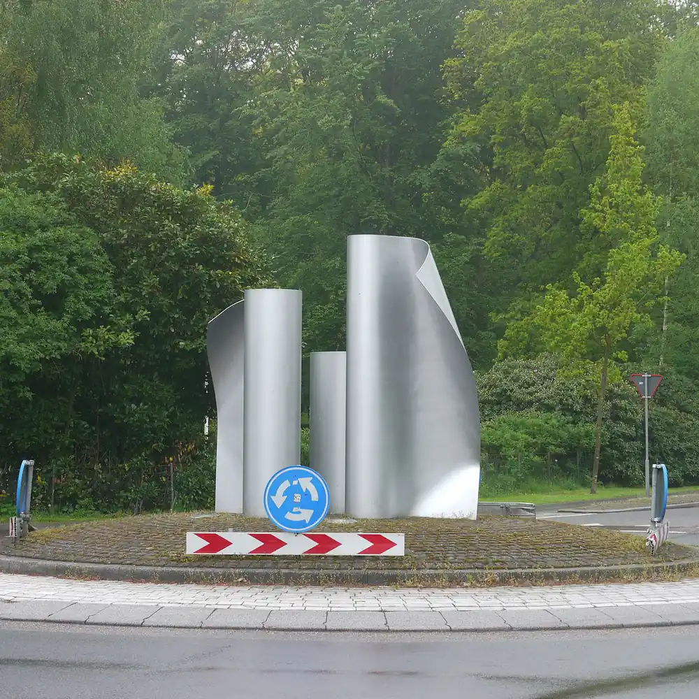 Een kunstwerk op een rotonde in Eerbeek: alle rijscholen in Eerbeek op een rij