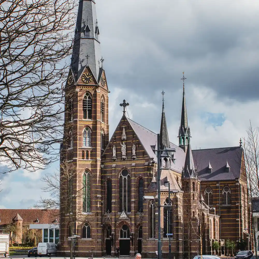 Een historische kerk in het centrum van Eindhoven: vergelijk de rijscholen in Eindhoven