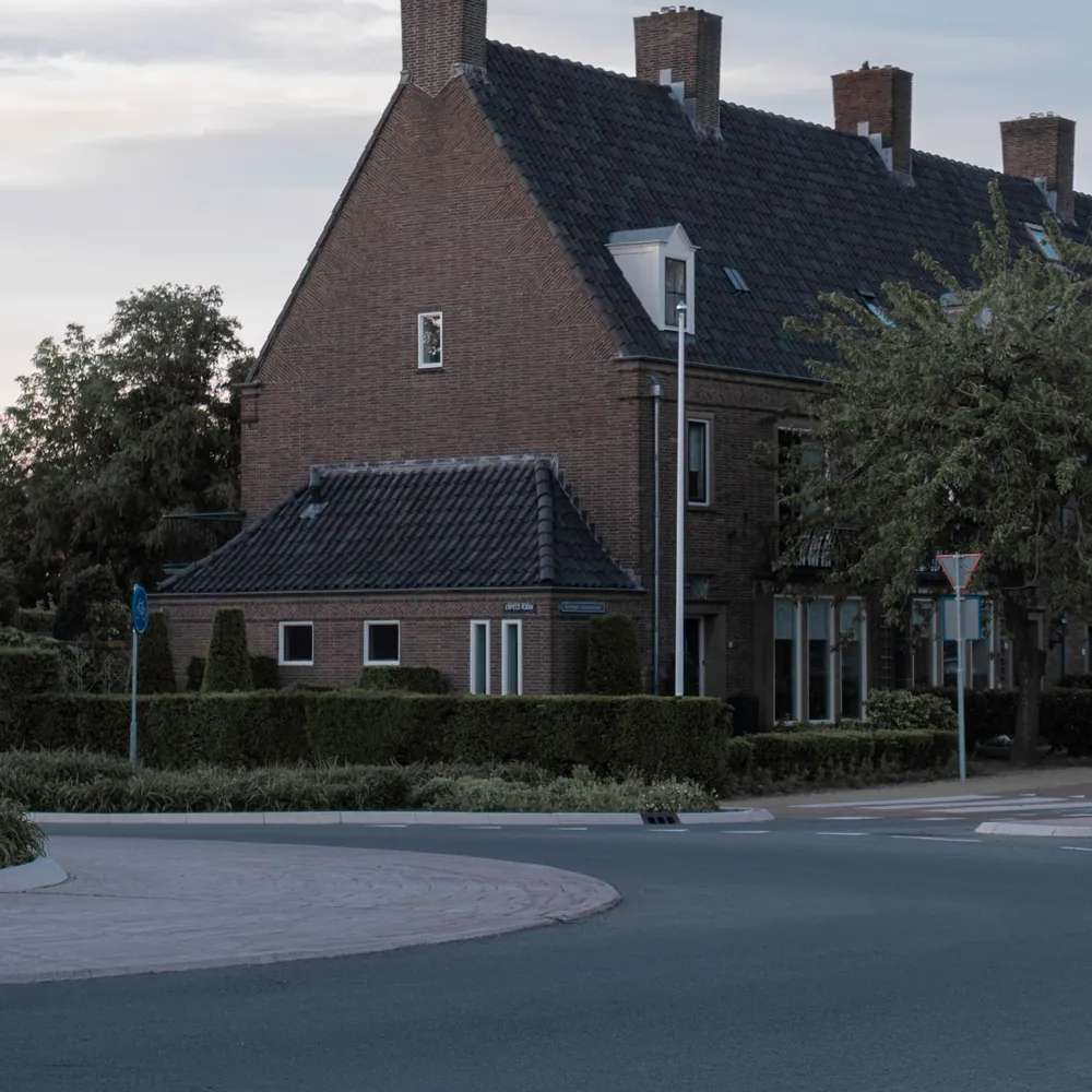Een rustige straat met bakstenen huizen in Emmeloord: vergelijk de rijscholen in Emmeloord