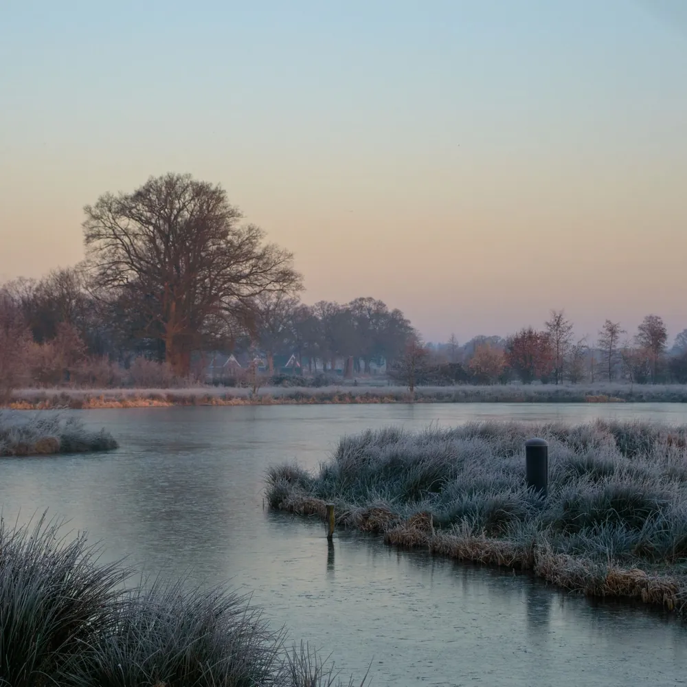 Een wintermorgen aan het water bij Enter: alle rijscholen in Enter op een rij