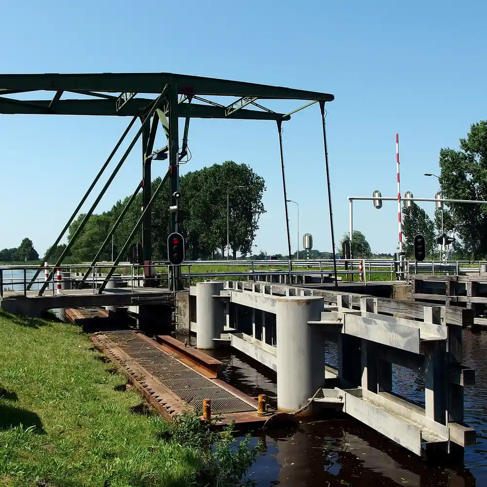 Een brug over de Zuid-Willemsvaart bij Erp, waar je de rijscholen in Erp kunt vergelijken