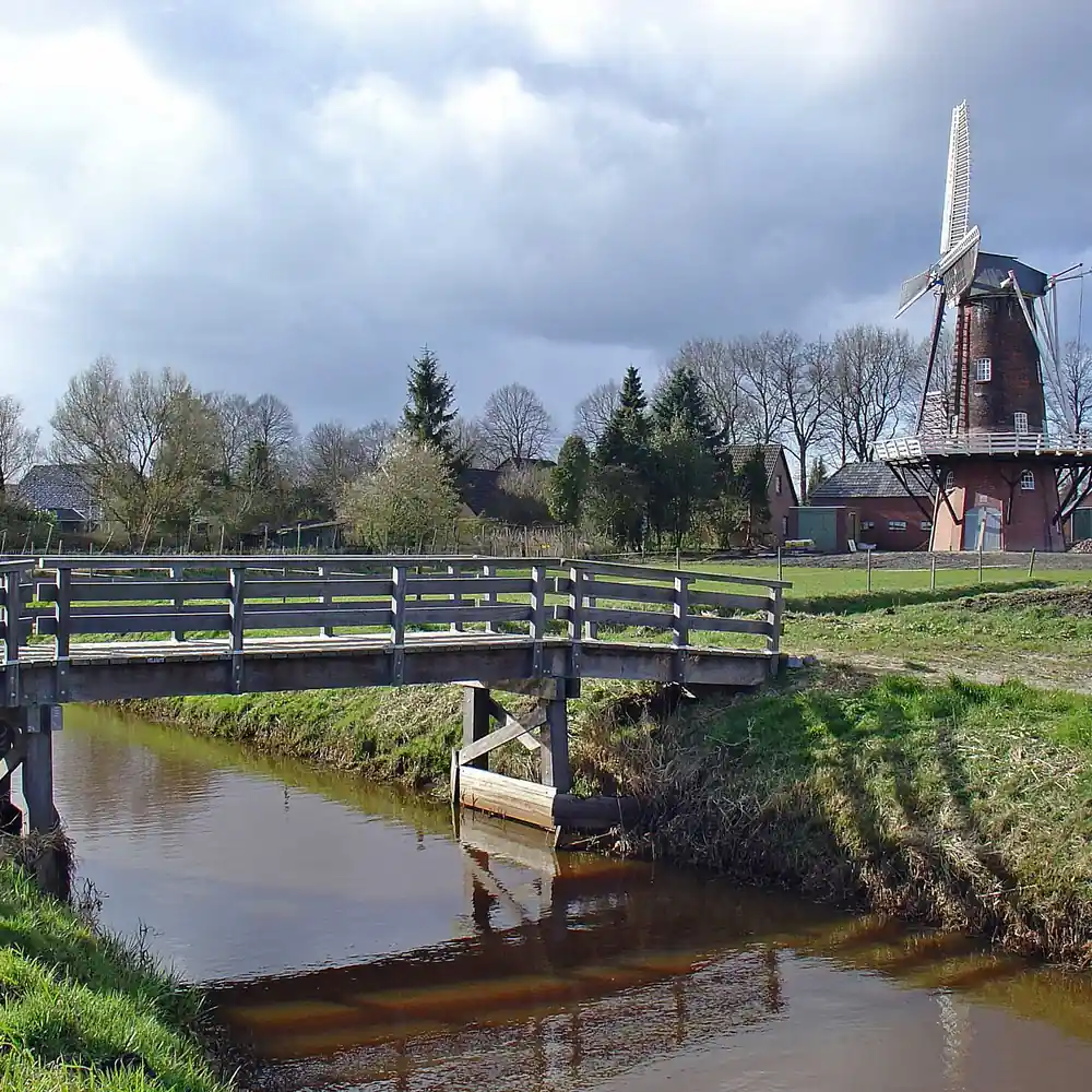 Een brug over de beek bij Gieterveen: alle rijscholen in Gieterveen op een rij