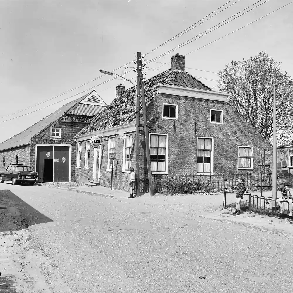 Een straat in Godlinze op een oude foto: rijscholen in Godlinze vergelijken