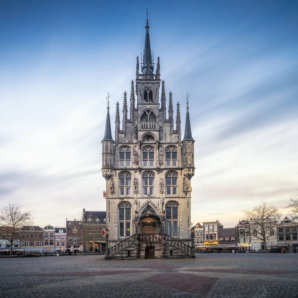 Het historische stadhuis van Gouda: vergelijk de rijscholen in Gouda