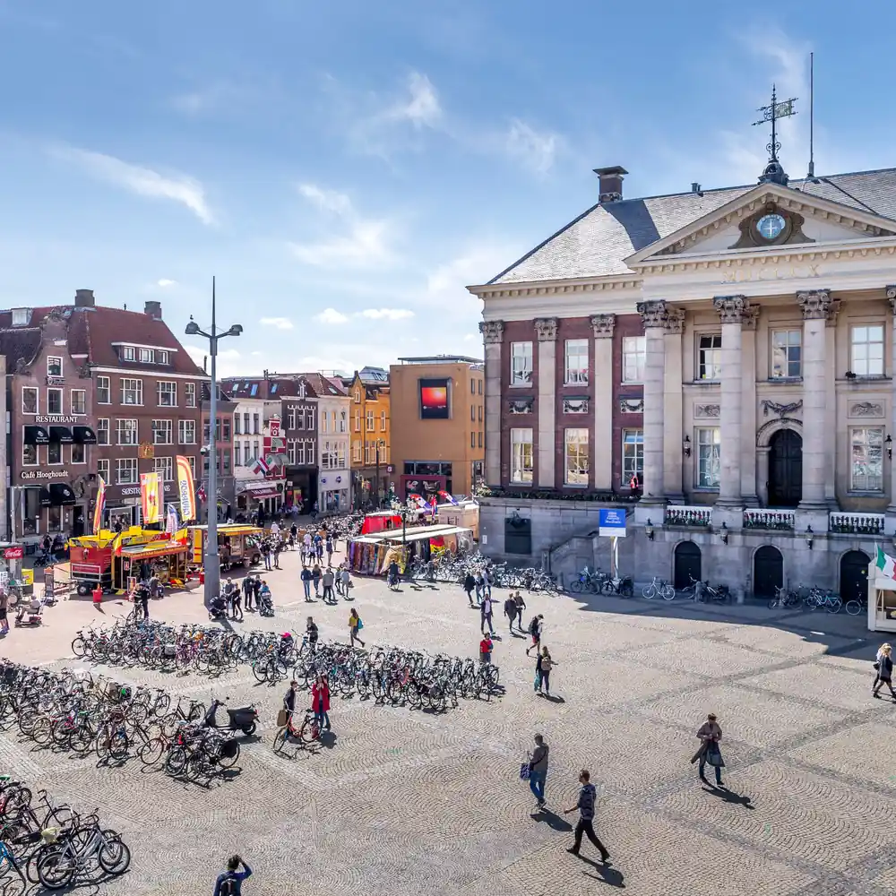 De Grote Markt in Groningen: rijscholen in Groningen vergelijken