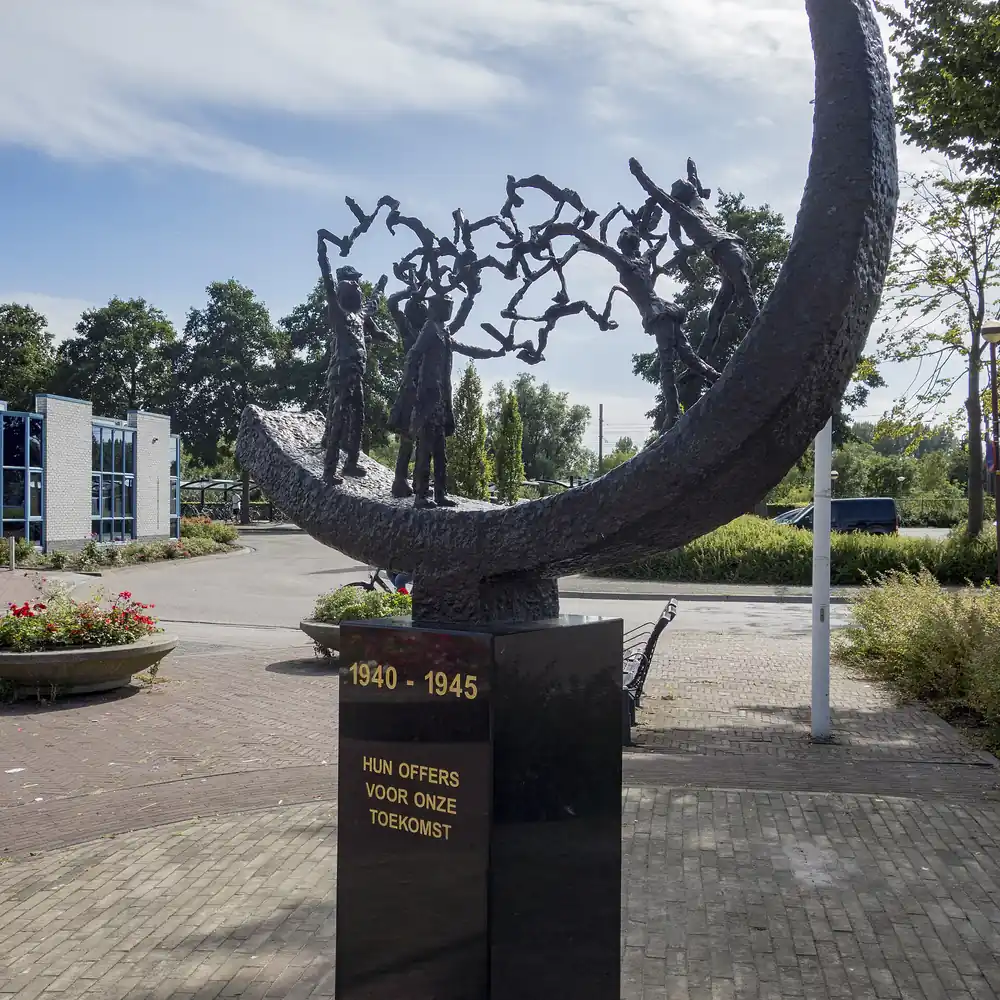 Het bevrijdingsmonument in Grootebroek, waar je de rijscholen in Grootebroek kunt vergelijken