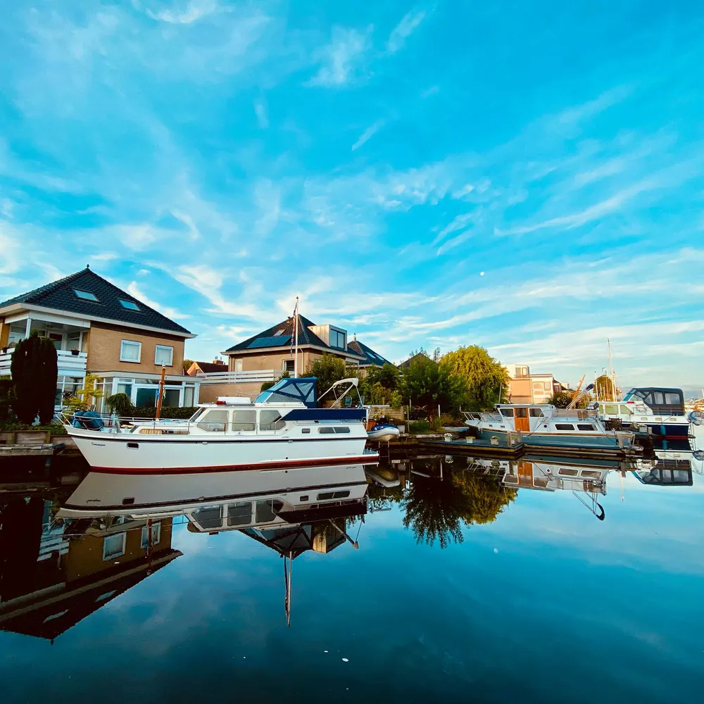 Bootjes aan het water in Grou, waar je de rijscholen in Grou kunt vergelijken