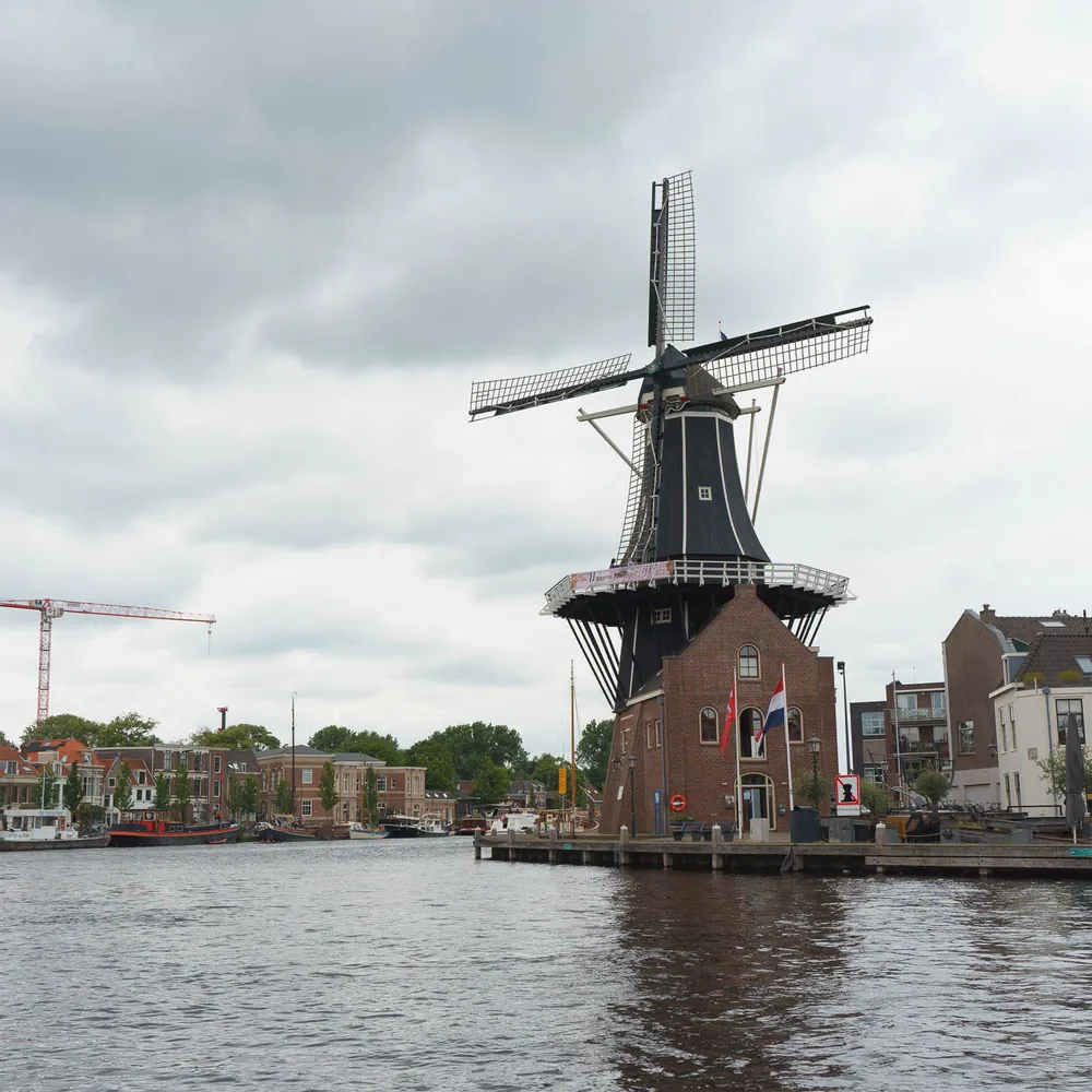 Molen De Adriaan aan het Spaarne in Haarlem: alle rijscholen in Haarlem op een rij