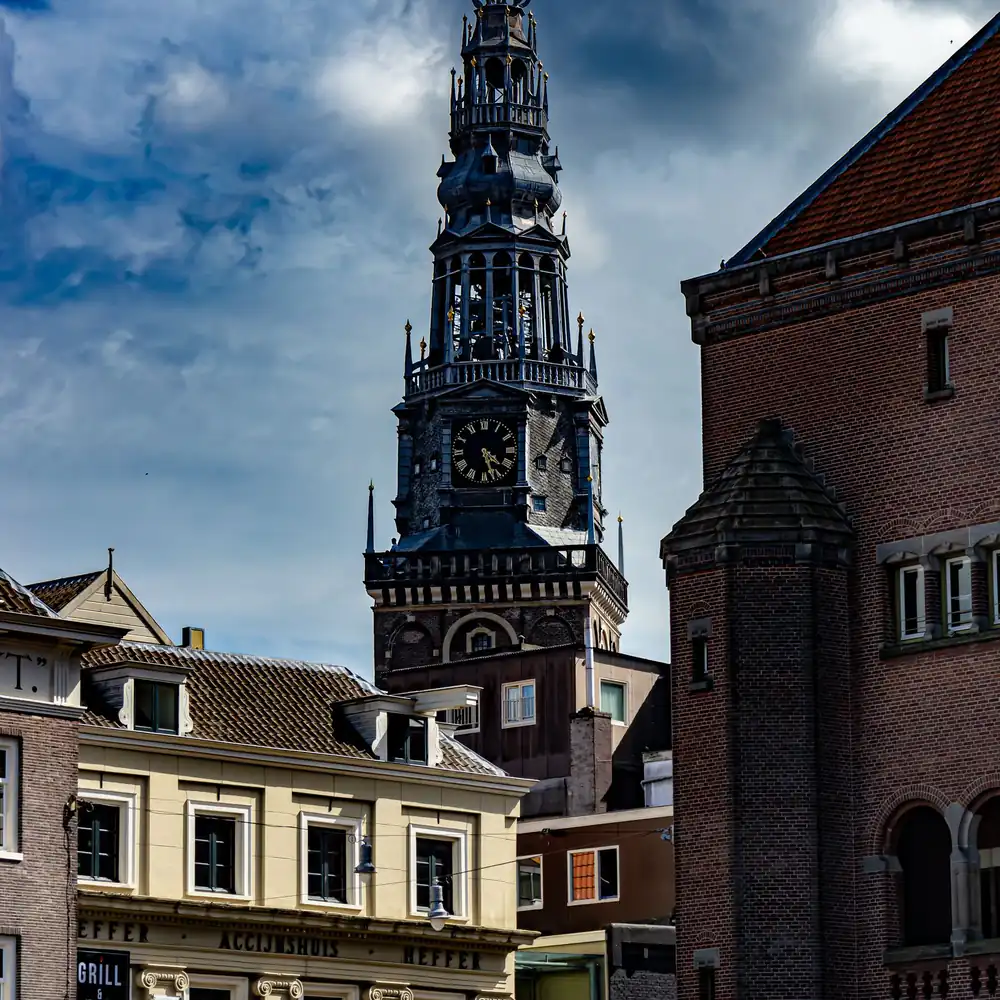 Historische gebouwen en de kerktoren van Harderwijk, waar je de rijscholen in Harderwijk kunt vergelijken